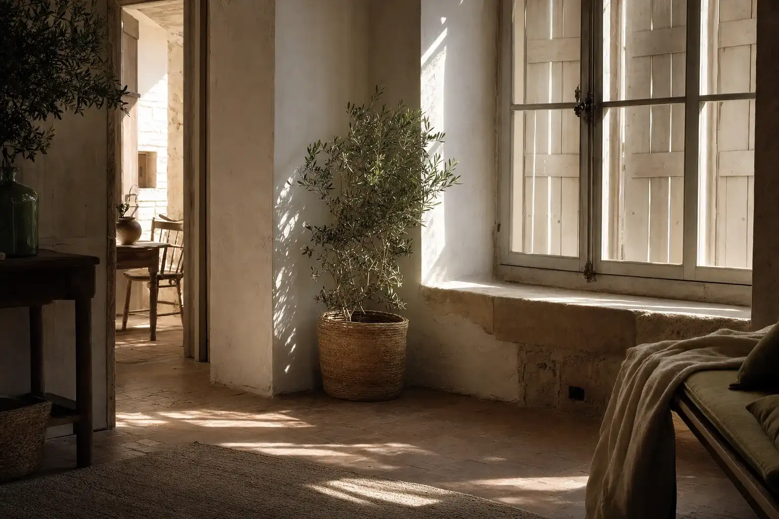 Persiennes closes au petit matin dans une maison gardée fraîche